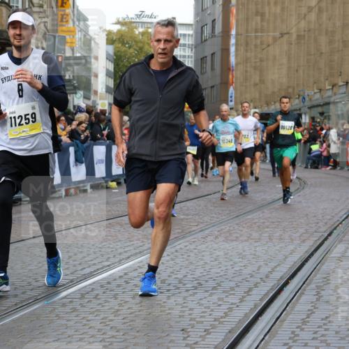 05.10.2025 - 20. swb-Marathon Bremen Strokosch-Dieckow http://msf.ph/oto/9232160 05.10.2025 10:53:05 Ziel 9449, 9650, 9703, 9834, 10128, 10242, 10349, 10460, 10466, 10539, 11259, 11300, 11398, 11411, 11450 meine-sportfotos.de