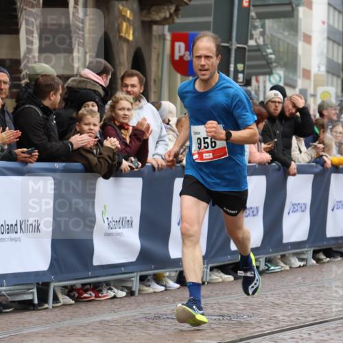 05.10.2025 - 20. swb-Marathon Bremen Strokosch-Dieckow http://msf.ph/oto/9232190 05.10.2025 12:31:42 Ziel 956, 1771 meine-sportfotos.de