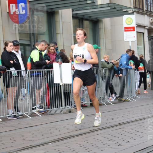 05.10.2025 - 20. swb-Marathon Bremen Strokosch-Dieckow http://msf.ph/oto/9232221 05.10.2025 10:40:17 Ziel 10070, 10161, 10229, 10565, 10686, 11114, 10070, 10161, 10229, 10565, 10686, 11114 meine-sportfotos.de