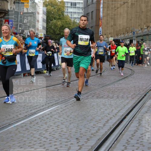 05.10.2025 - 20. swb-Marathon Bremen Strokosch-Dieckow http://msf.ph/oto/9232226 05.10.2025 10:53:07 Ziel 9449, 9650, 9703, 9834, 10128, 10242, 10349, 10460, 10466, 10539, 10958, 11259, 11300, 11377, 11411, 11512 meine-sportfotos.de