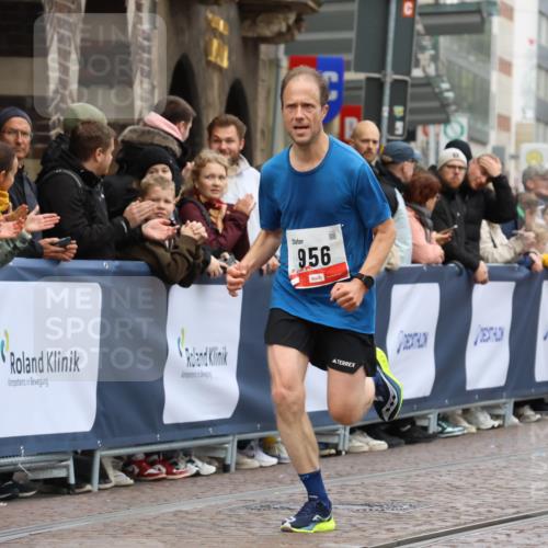 05.10.2025 - 20. swb-Marathon Bremen Strokosch-Dieckow http://msf.ph/oto/9232234 05.10.2025 12:31:43 Ziel 956, 1771 meine-sportfotos.de