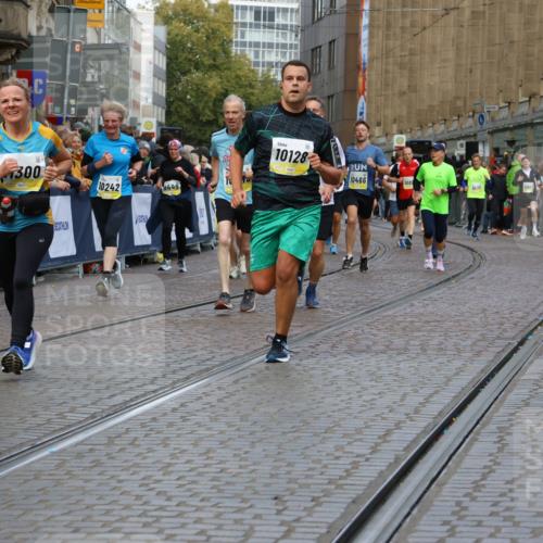 05.10.2025 - 20. swb-Marathon Bremen Strokosch-Dieckow http://msf.ph/oto/9232253 05.10.2025 10:53:07 Ziel 9449, 9650, 9703, 9834, 10128, 10242, 10349, 10460, 10466, 10539, 10958, 11259, 11300, 11377, 11411, 11512 meine-sportfotos.de