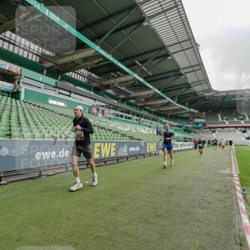 05.10.2025 - 20. swb-Marathon Bremen Michael Burmester http://msf.ph/oto/9232274 05.10.2025 12:53:08 Laufen im Stadion 248, 550, 590, 615, 793, 832, 869, 1298, 1367, 1431, 1538, 1600, 1667, 1868, 2072, 2075, 3553, 4132, 4218, 4573, 4729, 4746, 4805, 4914, 4935, 5169, 5447, 5561, 5579, 5866, 6492, 6630, 6677, 7255, 7277, 7408, 7416, 7634, 7773, 7975, 8238, 8297, 8349, 8431, 8462, 8580, 8709, 8921, 10338, 1550, 1552, 2595, 3033, 3041, 3626, 4362, 5459, 5561, 5675, 6367, 7012, 7293, 8218, 8558, 8701, 9115 meine-sportfotos.de