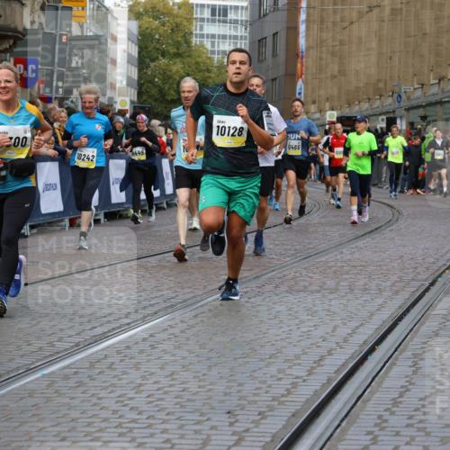 05.10.2025 - 20. swb-Marathon Bremen Strokosch-Dieckow http://msf.ph/oto/9232275 05.10.2025 10:53:07 Ziel 9449, 9650, 9703, 9834, 10128, 10242, 10349, 10460, 10466, 10539, 10958, 11259, 11300, 11377, 11411, 11512 meine-sportfotos.de