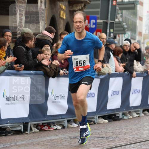 05.10.2025 - 20. swb-Marathon Bremen Strokosch-Dieckow http://msf.ph/oto/9232280 05.10.2025 12:31:43 Ziel 956, 1771 meine-sportfotos.de