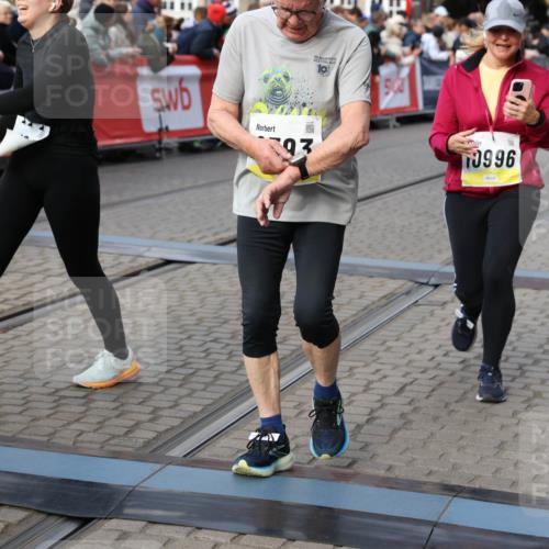 05.10.2025 - 20. swb-Marathon Bremen Yannick Fuchs http://msf.ph/oto/9232315 05.10.2025 11:03:17 Ziel 9229, 9300, 9593, 9661, 9662, 10185, 10471, 10926, 10996, 11376, 11682 meine-sportfotos.de