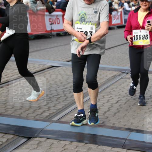 05.10.2025 - 20. swb-Marathon Bremen Yannick Fuchs http://msf.ph/oto/9232322 05.10.2025 11:03:17 Ziel 9229, 9300, 9593, 9661, 9662, 10185, 10471, 10926, 10996, 11376, 11682 meine-sportfotos.de
