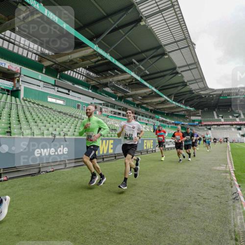 05.10.2025 - 20. swb-Marathon Bremen Michael Burmester http://msf.ph/oto/9232343 05.10.2025 12:53:22 Laufen im Stadion 248, 550, 590, 832, 869, 1009, 1164, 1367, 1431, 1538, 1600, 1656, 1667, 1868, 2030, 2050, 2072, 2075, 2250, 2288, 3363, 3553, 4132, 4218, 4294, 4573, 4729, 4746, 4935, 5169, 5425, 5571, 5579, 5866, 5944, 6492, 6677, 6806, 7255, 7408, 7617, 7905, 8238, 8297, 8431, 8462, 8499, 8709, 615, 793, 1298, 4362, 4805, 4914, 5447, 5561, 6630, 6677, 7277, 7416, 7634, 7773, 7975, 8349, 8580, 8921, 10338 meine-sportfotos.de