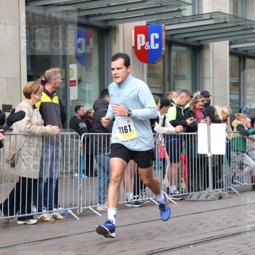 05.10.2025 - 20. swb-Marathon Bremen Strokosch-Dieckow http://msf.ph/oto/9232354 05.10.2025 10:40:31 Ziel 10161, 10229, 10161, 10229 meine-sportfotos.de