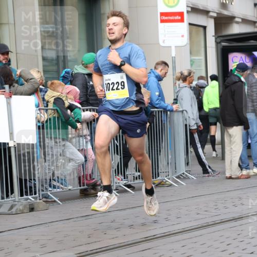 05.10.2025 - 20. swb-Marathon Bremen Strokosch-Dieckow http://msf.ph/oto/9232365 05.10.2025 10:40:33 Ziel 10161, 10229, 10161, 10229 meine-sportfotos.de