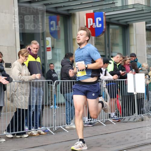 05.10.2025 - 20. swb-Marathon Bremen Strokosch-Dieckow http://msf.ph/oto/9232382 05.10.2025 10:40:34 Ziel 10161, 10229, 10606, 10161, 10229, 10606 meine-sportfotos.de