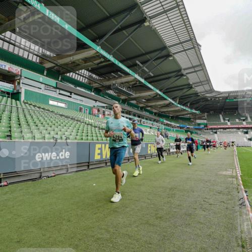 05.10.2025 - 20. swb-Marathon Bremen Michael Burmester http://msf.ph/oto/9232397 05.10.2025 12:53:28 Laufen im Stadion 248, 832, 869, 1009, 1164, 1367, 1428, 1538, 1600, 1656, 1667, 1868, 2030, 2050, 2072, 2075, 2250, 2288, 2871, 3363, 3553, 4132, 4218, 4294, 4573, 4729, 4746, 5169, 5425, 5571, 5579, 5866, 5944, 6492, 6806, 7255, 7408, 7617, 7835, 7905, 8238, 8431, 8462, 8499, 8709, 550, 590, 615, 793, 1298, 1431, 4805, 4914, 4935, 5447, 5561, 6630, 6677, 7277, 7416, 7634, 7773, 7975, 8297, 8349, 8580, 8921, 10338 meine-sportfotos.de