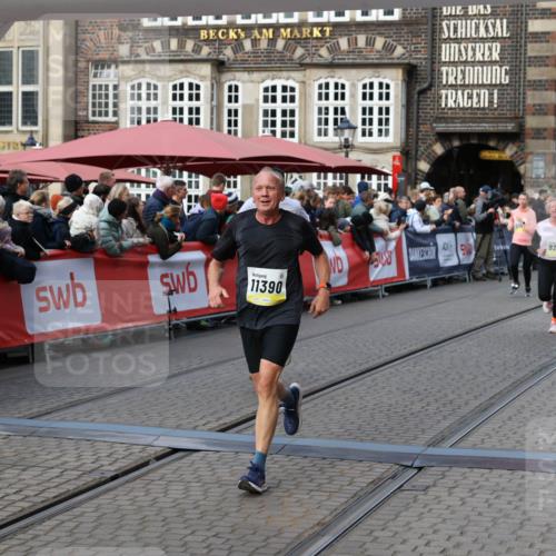 05.10.2025 - 20. swb-Marathon Bremen Yannick Fuchs http://msf.ph/oto/9232442 05.10.2025 11:03:22 Ziel 9246, 9300, 9325, 10142, 10471, 10926, 10996, 11390, 11682 meine-sportfotos.de