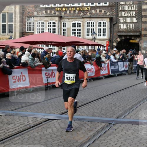 05.10.2025 - 20. swb-Marathon Bremen Yannick Fuchs http://msf.ph/oto/9232448 05.10.2025 11:03:22 Ziel 9246, 9300, 9325, 10142, 10471, 10926, 10996, 11390, 11682 meine-sportfotos.de