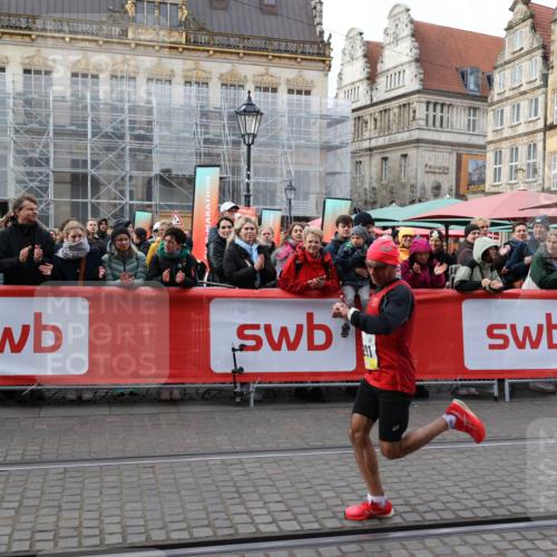 05.10.2025 - 20. swb-Marathon Bremen Yannick Fuchs http://msf.ph/oto/9232460 05.10.2025 10:31:50 Ziel 9291 meine-sportfotos.de