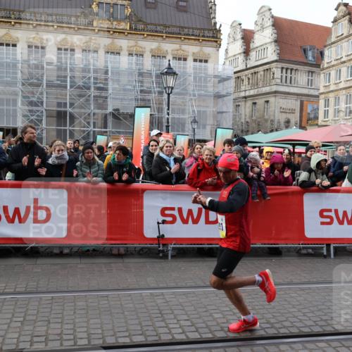 05.10.2025 - 20. swb-Marathon Bremen Yannick Fuchs http://msf.ph/oto/9232471 05.10.2025 10:31:50 Ziel 9291 meine-sportfotos.de