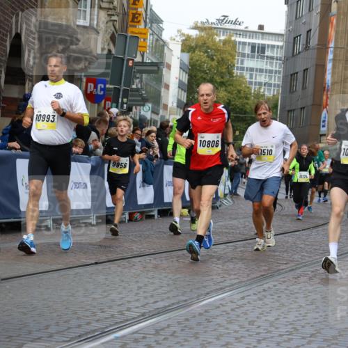 05.10.2025 - 20. swb-Marathon Bremen Strokosch-Dieckow http://msf.ph/oto/9232478 05.10.2025 10:53:15 Ziel 7251, 9263, 9449, 9539, 9834, 9956, 10242, 10317, 10460, 10806, 10958, 10993, 11174, 11175, 11377, 11510, 11512 meine-sportfotos.de