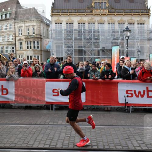 05.10.2025 - 20. swb-Marathon Bremen Yannick Fuchs http://msf.ph/oto/9232480 05.10.2025 10:31:50 Ziel 9291 meine-sportfotos.de