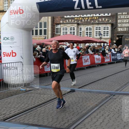 05.10.2025 - 20. swb-Marathon Bremen Yannick Fuchs http://msf.ph/oto/9232482 05.10.2025 11:03:23 Ziel 9246, 9325, 10142, 10405, 10471, 10926, 10996, 11390, 11508, 11509 meine-sportfotos.de