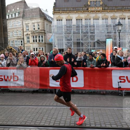 05.10.2025 - 20. swb-Marathon Bremen Yannick Fuchs http://msf.ph/oto/9232489 05.10.2025 10:31:50 Ziel 9291 meine-sportfotos.de