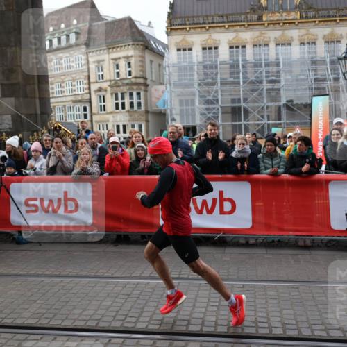 05.10.2025 - 20. swb-Marathon Bremen Yannick Fuchs http://msf.ph/oto/9232497 05.10.2025 10:31:51 Ziel 9291 meine-sportfotos.de