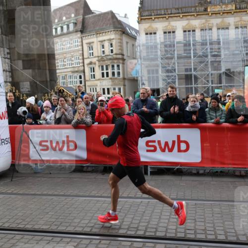 05.10.2025 - 20. swb-Marathon Bremen Yannick Fuchs http://msf.ph/oto/9232506 05.10.2025 10:31:51 Ziel 9291 meine-sportfotos.de