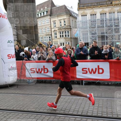 05.10.2025 - 20. swb-Marathon Bremen Yannick Fuchs http://msf.ph/oto/9232514 05.10.2025 10:31:51 Ziel 9291 meine-sportfotos.de