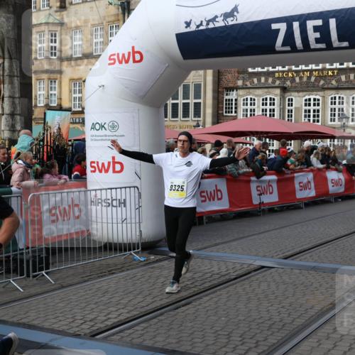 05.10.2025 - 20. swb-Marathon Bremen Yannick Fuchs http://msf.ph/oto/9232517 05.10.2025 11:03:23 Ziel 9246, 9325, 10142, 10405, 10471, 10926, 10996, 11390, 11508, 11509 meine-sportfotos.de