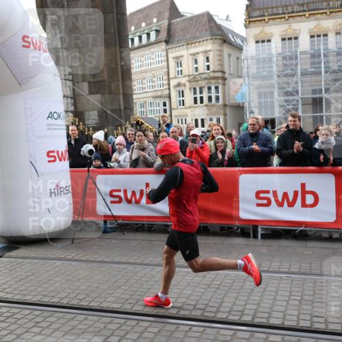 05.10.2025 - 20. swb-Marathon Bremen Yannick Fuchs http://msf.ph/oto/9232520 05.10.2025 10:31:51 Ziel 9291 meine-sportfotos.de