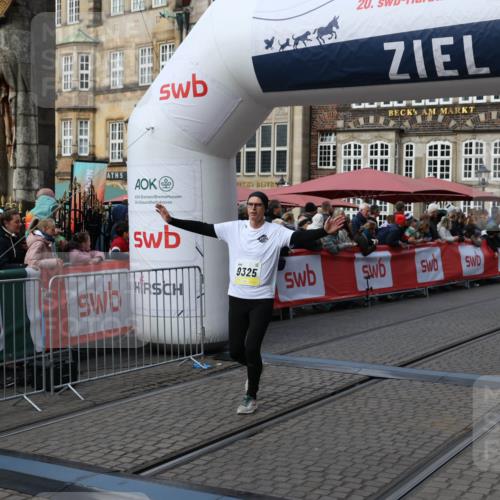 05.10.2025 - 20. swb-Marathon Bremen Yannick Fuchs http://msf.ph/oto/9232525 05.10.2025 11:03:24 Ziel 9246, 9325, 10142, 10405, 10471, 10926, 11390, 11467, 11508, 11509 meine-sportfotos.de