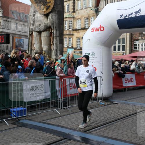 05.10.2025 - 20. swb-Marathon Bremen Yannick Fuchs http://msf.ph/oto/9232604 05.10.2025 11:03:24 Ziel 9246, 9325, 10142, 10405, 10471, 10926, 11390, 11467, 11508, 11509 meine-sportfotos.de