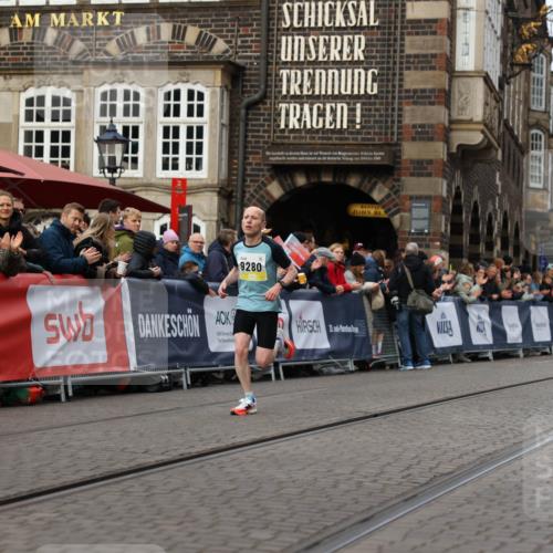 05.10.2025 - 20. swb-Marathon Bremen Yannick Fuchs http://msf.ph/oto/9232605 05.10.2025 10:32:38 Ziel 9280 meine-sportfotos.de