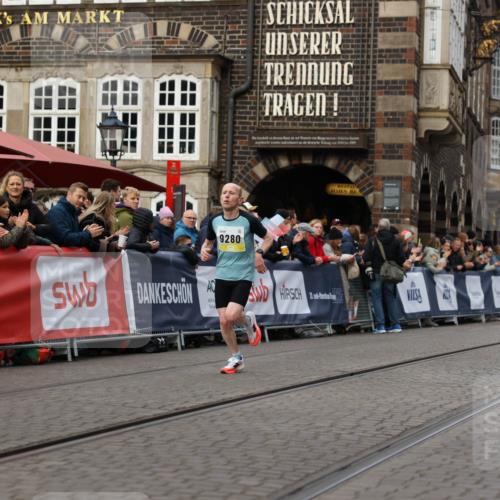 05.10.2025 - 20. swb-Marathon Bremen Yannick Fuchs http://msf.ph/oto/9232615 05.10.2025 10:32:38 Ziel 9280 meine-sportfotos.de