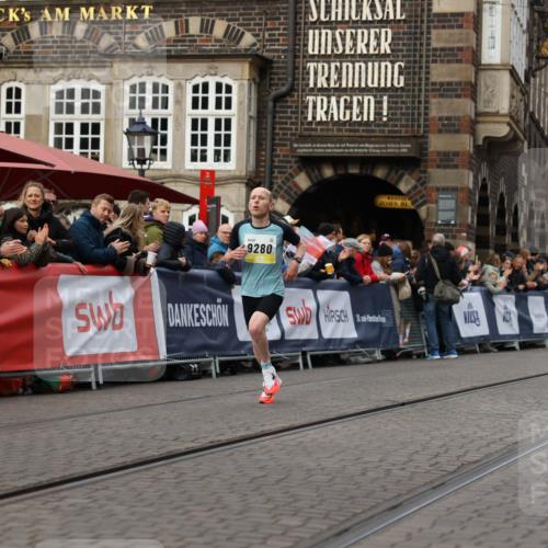 05.10.2025 - 20. swb-Marathon Bremen Yannick Fuchs http://msf.ph/oto/9232622 05.10.2025 10:32:38 Ziel 9280 meine-sportfotos.de