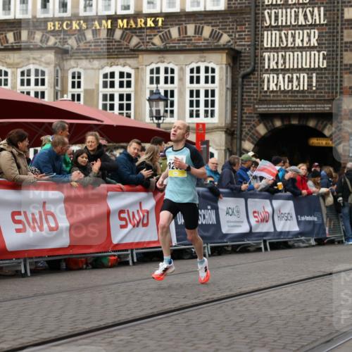 05.10.2025 - 20. swb-Marathon Bremen Yannick Fuchs http://msf.ph/oto/9232630 05.10.2025 10:32:38 Ziel 9280 meine-sportfotos.de