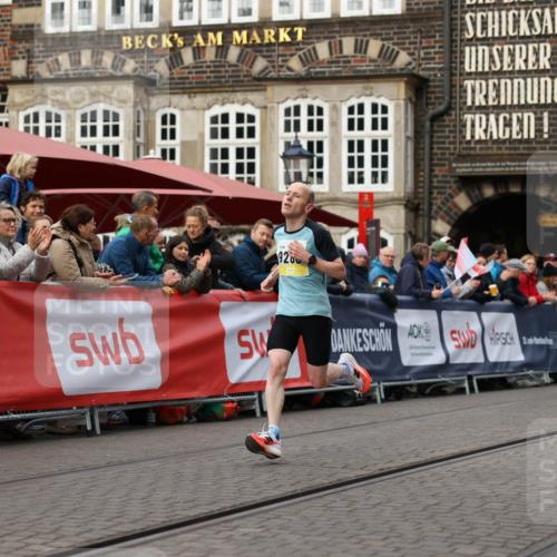 05.10.2025 - 20. swb-Marathon Bremen Yannick Fuchs http://msf.ph/oto/9232652 05.10.2025 10:32:38 Ziel 9280 meine-sportfotos.de