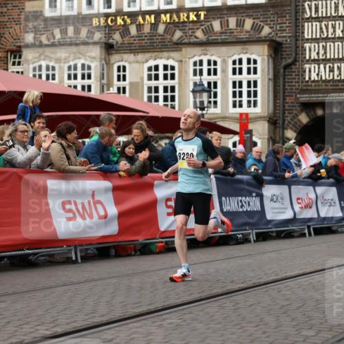 05.10.2025 - 20. swb-Marathon Bremen Yannick Fuchs http://msf.ph/oto/9232657 05.10.2025 10:32:38 Ziel 9280 meine-sportfotos.de