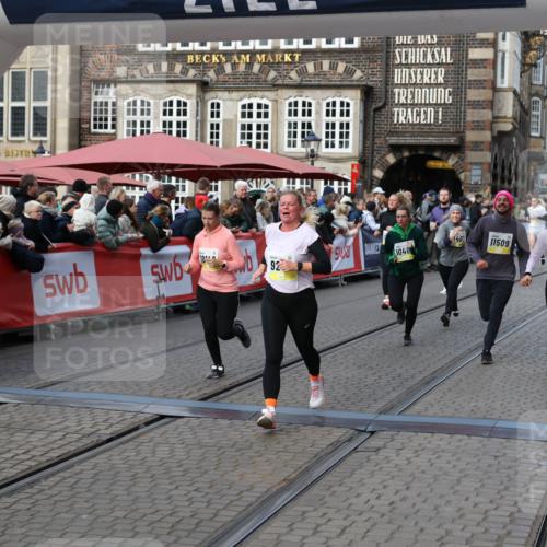 05.10.2025 - 20. swb-Marathon Bremen Yannick Fuchs http://msf.ph/oto/9232658 05.10.2025 11:03:25 Ziel 9246, 9325, 10142, 10405, 10471, 10926, 11390, 11467, 11502, 11508, 11509 meine-sportfotos.de