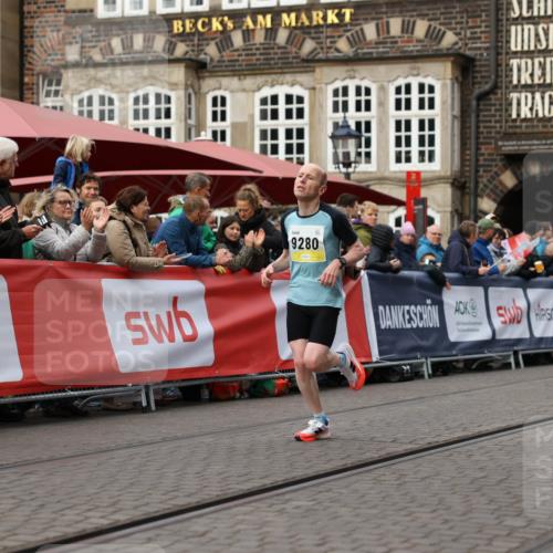05.10.2025 - 20. swb-Marathon Bremen Yannick Fuchs http://msf.ph/oto/9232669 05.10.2025 10:32:38 Ziel 9280 meine-sportfotos.de