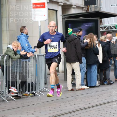 05.10.2025 - 20. swb-Marathon Bremen Strokosch-Dieckow http://msf.ph/oto/9232673 05.10.2025 10:41:10 Ziel 10744, 10910, 11086, 11701, 10744, 10910, 11086, 11701 meine-sportfotos.de