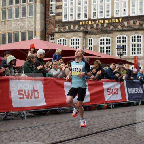 05.10.2025 - 20. swb-Marathon Bremen Yannick Fuchs http://msf.ph/oto/9232675 05.10.2025 10:32:38 Ziel 9280 meine-sportfotos.de