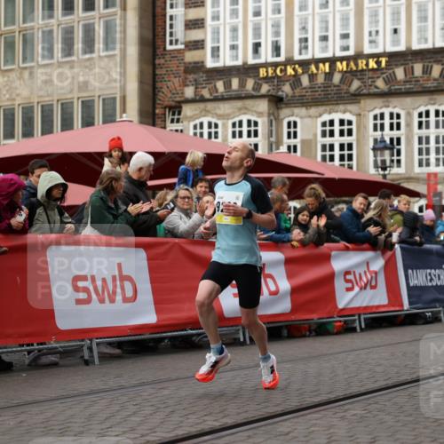 05.10.2025 - 20. swb-Marathon Bremen Yannick Fuchs http://msf.ph/oto/9232684 05.10.2025 10:32:38 Ziel 9280 meine-sportfotos.de