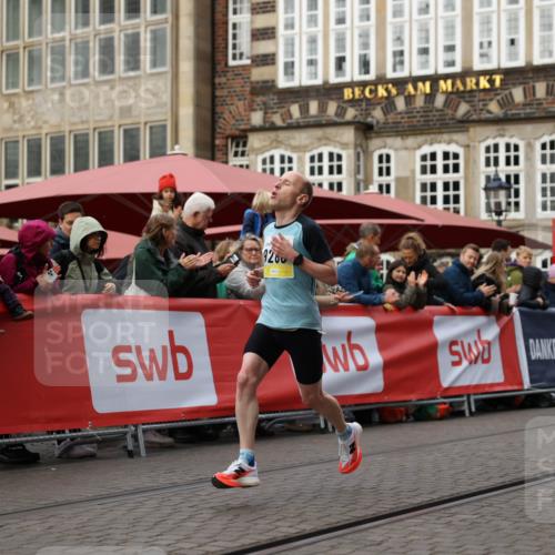 05.10.2025 - 20. swb-Marathon Bremen Yannick Fuchs http://msf.ph/oto/9232692 05.10.2025 10:32:39 Ziel 9280 meine-sportfotos.de