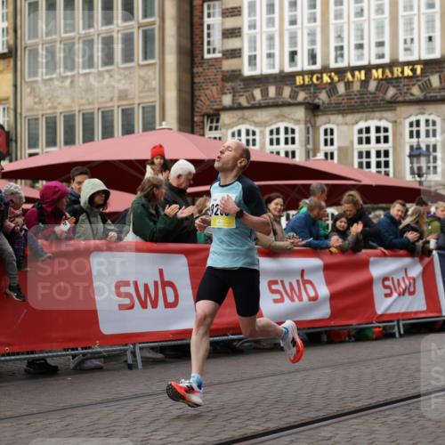 05.10.2025 - 20. swb-Marathon Bremen Yannick Fuchs http://msf.ph/oto/9232702 05.10.2025 10:32:39 Ziel 9280 meine-sportfotos.de