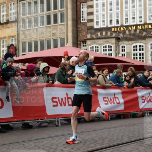 05.10.2025 - 20. swb-Marathon Bremen Yannick Fuchs http://msf.ph/oto/9232710 05.10.2025 10:32:39 Ziel 9280 meine-sportfotos.de