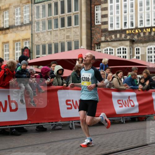 05.10.2025 - 20. swb-Marathon Bremen Yannick Fuchs http://msf.ph/oto/9232715 05.10.2025 10:32:39 Ziel 9280 meine-sportfotos.de