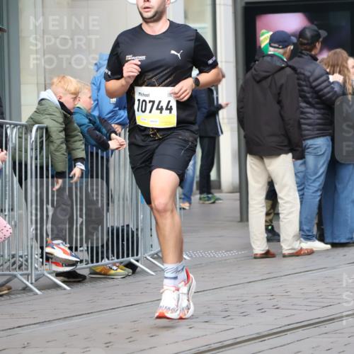 05.10.2025 - 20. swb-Marathon Bremen Strokosch-Dieckow http://msf.ph/oto/9232719 05.10.2025 10:41:13 Ziel 9253, 10744, 10910, 11701, 9253, 10744, 10910, 11701 meine-sportfotos.de