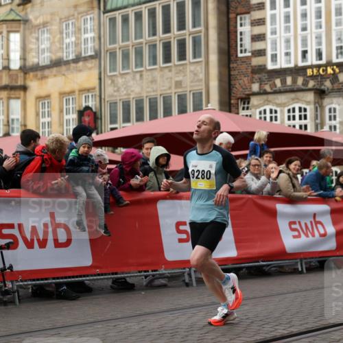 05.10.2025 - 20. swb-Marathon Bremen Yannick Fuchs http://msf.ph/oto/9232724 05.10.2025 10:32:39 Ziel 9280 meine-sportfotos.de