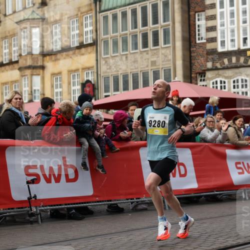 05.10.2025 - 20. swb-Marathon Bremen Yannick Fuchs http://msf.ph/oto/9232730 05.10.2025 10:32:39 Ziel 9280 meine-sportfotos.de