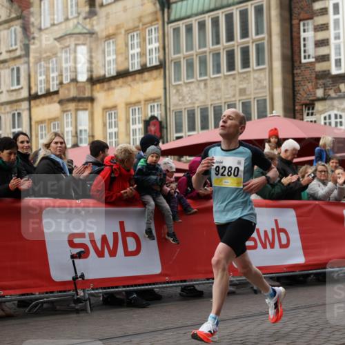 05.10.2025 - 20. swb-Marathon Bremen Yannick Fuchs http://msf.ph/oto/9232739 05.10.2025 10:32:39 Ziel 9280 meine-sportfotos.de